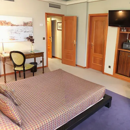 מלון Ciudad De 4*